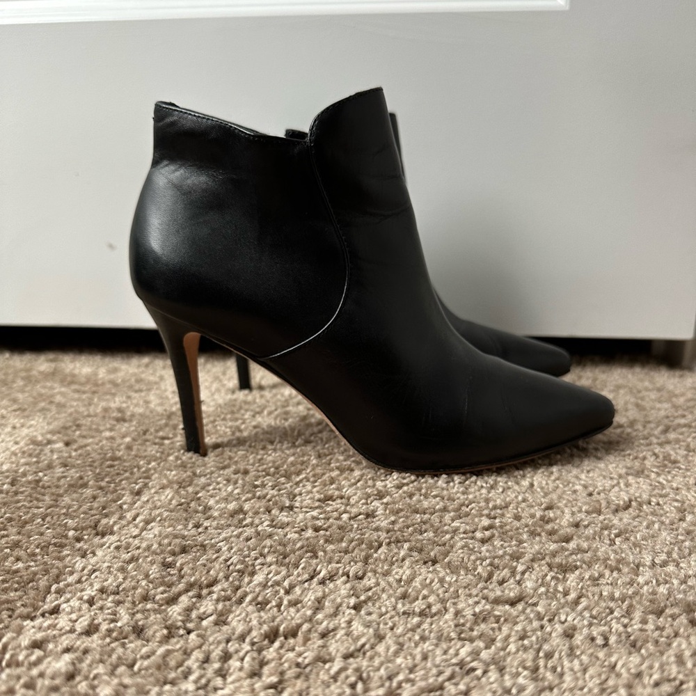 Women’s Johnston & Murphy pointed toe black leather heeled bootie size 7